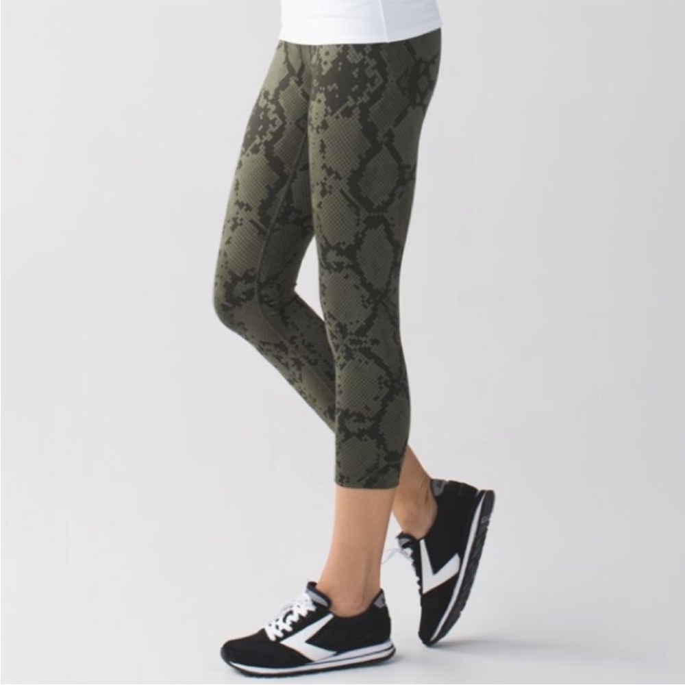 Lululemon wunder under crops green pixel snake Size 2